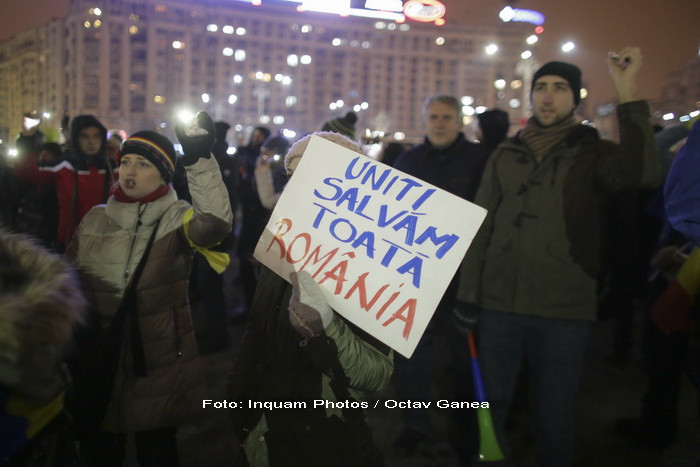 Ziua a 15-a de proteste in Capitala. Aproximativ 300 de persoane au participat la manifestatia din Piata Victoriei. FOTO