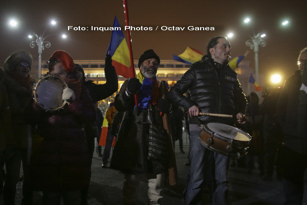 Proteste in Piata Victoriei, ziua 23: 100 de persoane au scandat impotriva Guvernului. Manifestatie si la Cotroceni