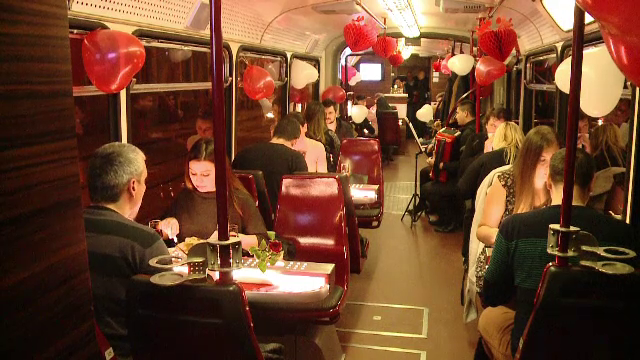 Cina romantica in "tramvaiul iubirii", la Timisoara. Tanara: "La un restaurant sau in alta parte merge toata lumea"