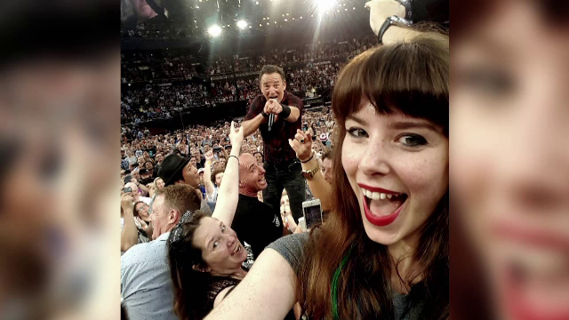 O tanara din Australia se lauda ca a reusit "cel mai bun selfie din lume". Vedeta care apare in fotografie