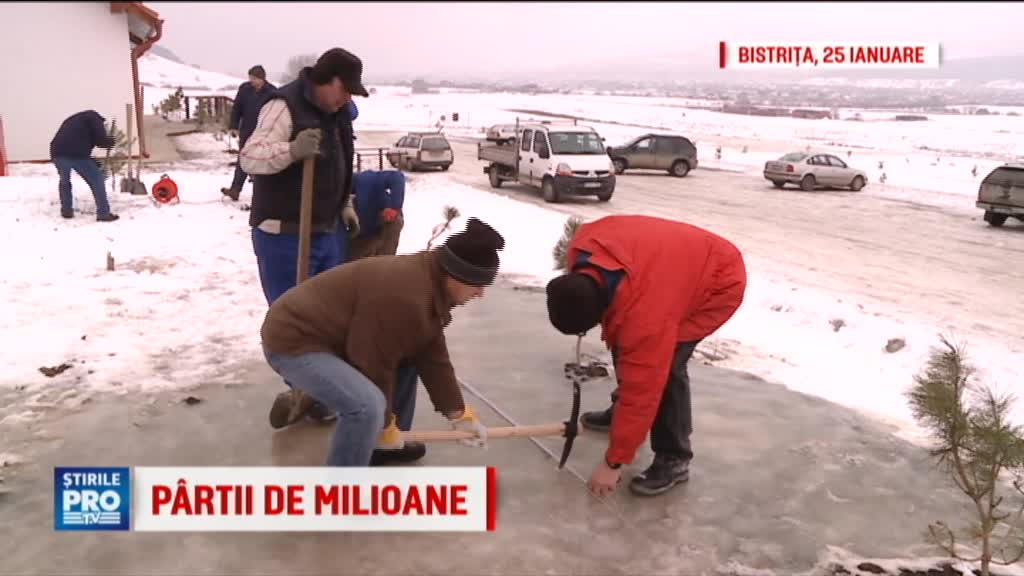 Partia cu noroi, care a costat 5 milioane de euro si zace nefolosita. Primarul i-a indatorat pe localnici pentru 20 de ani