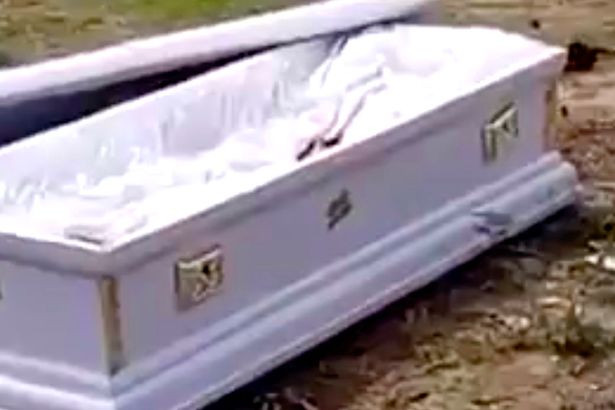 Incident socant intr-un oras din Ghana, unde cadavrul unui barbat a fost luat pe sus de gropari. Care a fost motivul. VIDEO