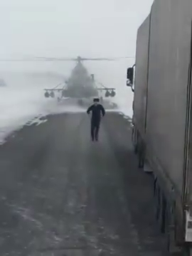 Imagini inedite. Tara unde un elicopter militar a aterizat pe o sosea iar pilotul a cerut indicatii de la un sofer de camion