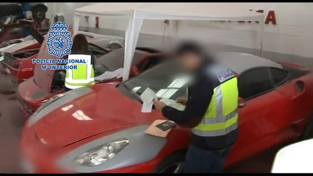 Replici ale unor masini de lux facute intr-un garaj, in Spania, scoase la vanzare pe internet. Ce pret avea un Ferrari fals