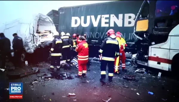ANIMATIE GRAFICA. Cum s-a produs carambolul cu TIR-uri si autocare soldat cu patru morti, intre care un roman