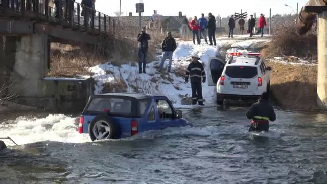 N-a vrut sa dea bani la spalatorie, dar a ajuns sa "plateasca" mai mult. Ce a patit soferul dupa ce a intrat cu masina in rau