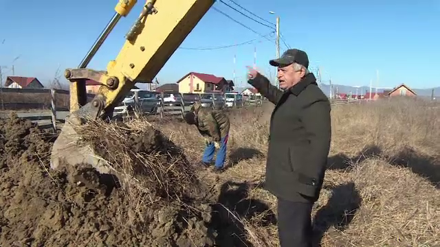 Scandal la Targu-Jiu, unde un barbat refuza sa-i lase pe muncitori sa lucreze la soseaua de centura. Care este motivul