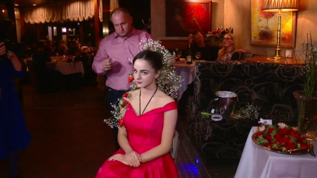 Un stilist din Lituania a creat "o opera" demna de Cartea Recordurilor. Cum arata coafura cu flori si 3 kg de capsuni