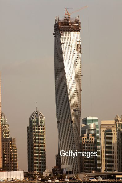 Un manechin s-a balansat pe marginea Turnului Cayan, 310 metri, fara echipament de protectie. Filmarea este cutremuratoare