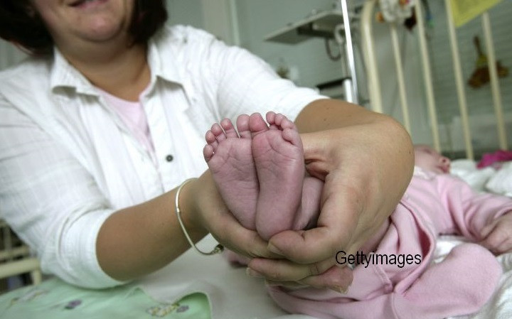 O femeie din Spania, in varsta de 64 de ani, a nascut gemeni. In 2012, asistentii sociali i-au luat primul copil