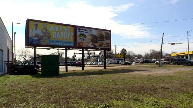 Panoul publicitar al unui laborator de analize medicale din SUA a provocat controversa. "Cine este adevaratul tau tata?"