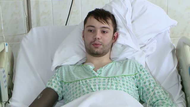 Un student de 21 de ani din Iasi, cu insuficienta renala, a primit a doua viata chiar de la mama lui. Operatia, un succes