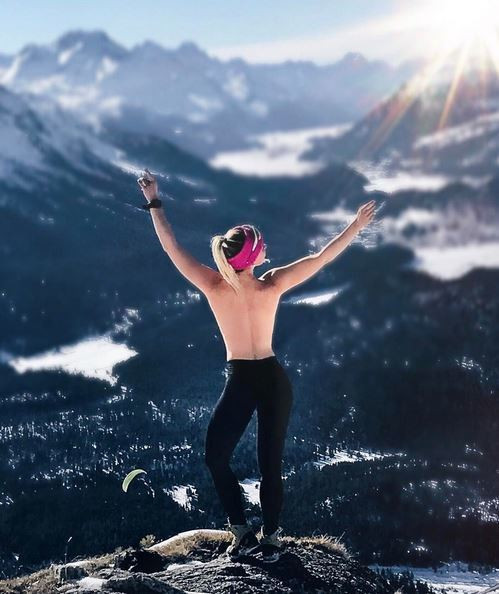 Cand o vezi cum arata nu-ti imaginezi care e job-ul ei! Cu ce se ocupa aceasta blonda