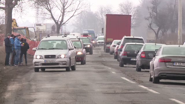 Drumurile nationale arata ca dupa bombardament dupa ce au disparut nametii. Soseaua unde soferii trebuie sa faca cascadorii
