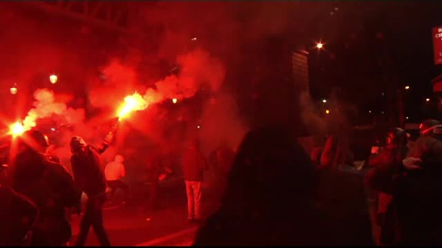 Proteste violente la Paris. Aproximativ 500 de oameni s-au revoltat dupa ce un barbat de culoare a fost violat in arest