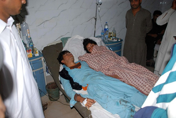 72 de morti dupa un atentat sinucigas la un sanctuar sufist din Pakistan. ISIS a revendicat atacul printr-un telefon la CNN