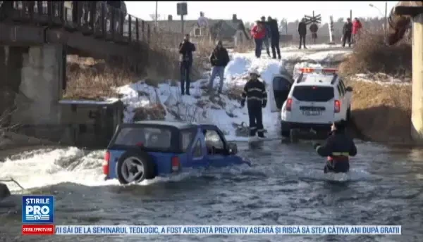 N-a vrut sa dea bani la spalatorie, dar a ajuns sa plateasca mai mult. Ce a patit soferul dupa ce a intrat cu masina in rau