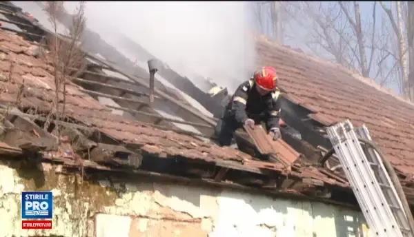 O cladire din Timisoara, fosta unitate militara, a fost cuprinsa de flacari. Pe cine dau vina autoritatile