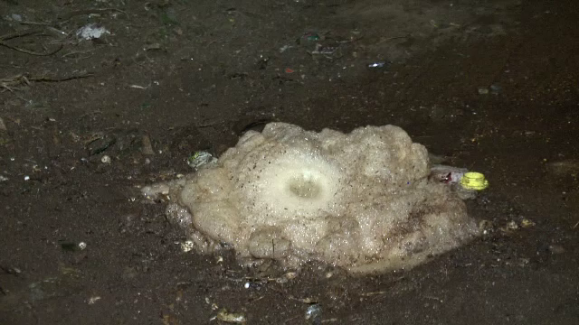 Dintr-o groapa de pe o strada din Campia Turzii a iesit o substanta cu miros intepator. Autoritatile nu stiu ce este