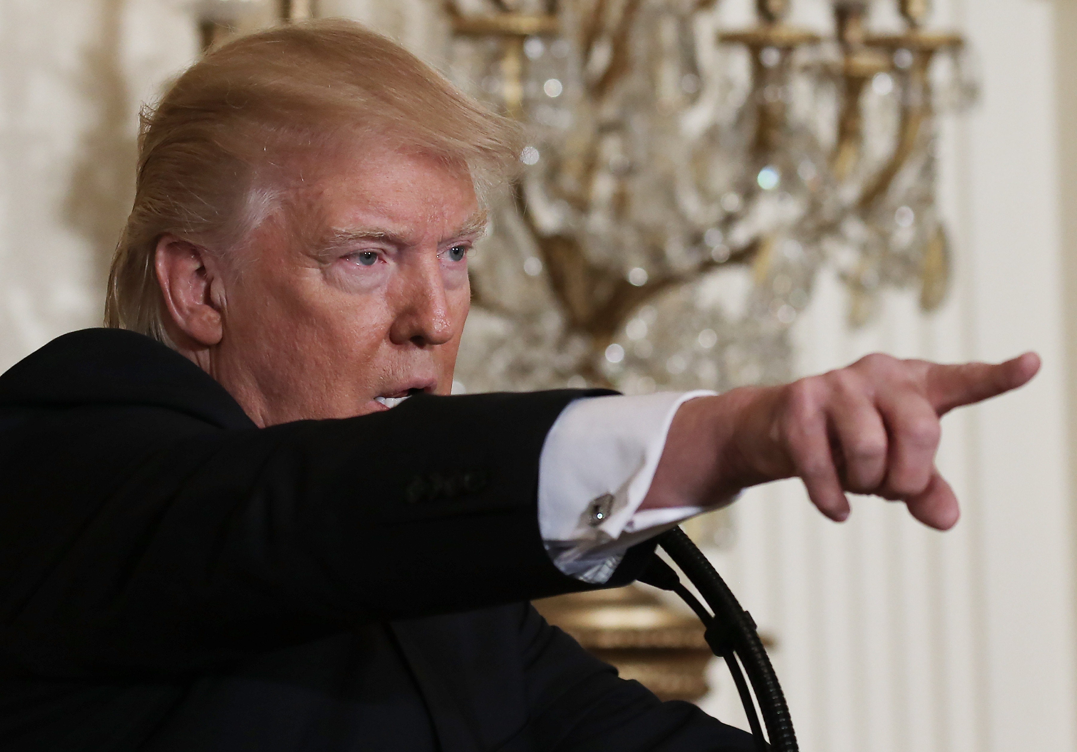 100 de morminte evreiesti, profanate intr-un cimitir din SUA. Trump a denuntat amenintarile ca fiind "ingrozitoare"