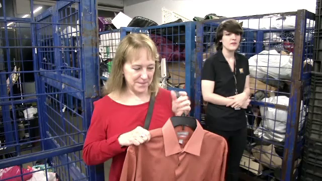 A vrut sa doneze o punga cu haine vechi, dar a facut o descoperire spectaculoasa. Comoara ascunsa printre vechituri