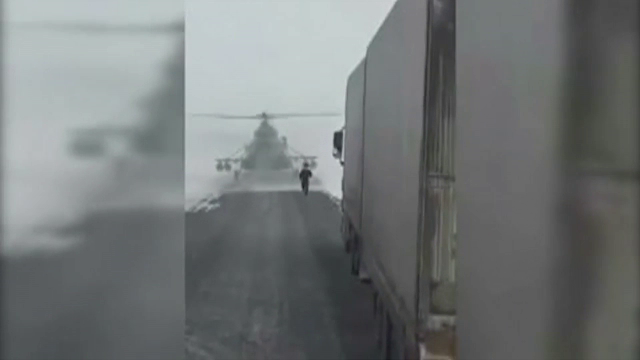 Scene incredibile, filmate in Kazahstan. Un elicopter militar a aterizat in mijlocul strazii fiindca pilotul se ratacise