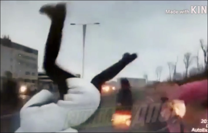 A primit o masina noua de Valentine's Day, iar dupa 2 zile a facut prapad pe sosea. Accidentul produs de o rusoaica