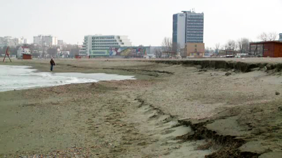 Plajele reabilitate cu bani europeni, distruse de valurile din ultimele luni. Cand incepe refacerea lor