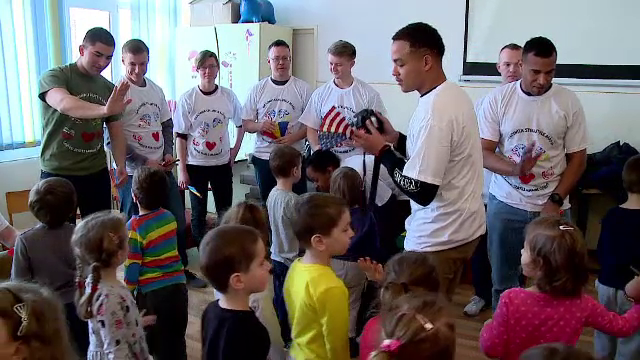 Puscasii americani de la baza Mihail Kogalniceanu au mers in vizita la o gradinita. Cum si-au petrecut timpul cu copiii