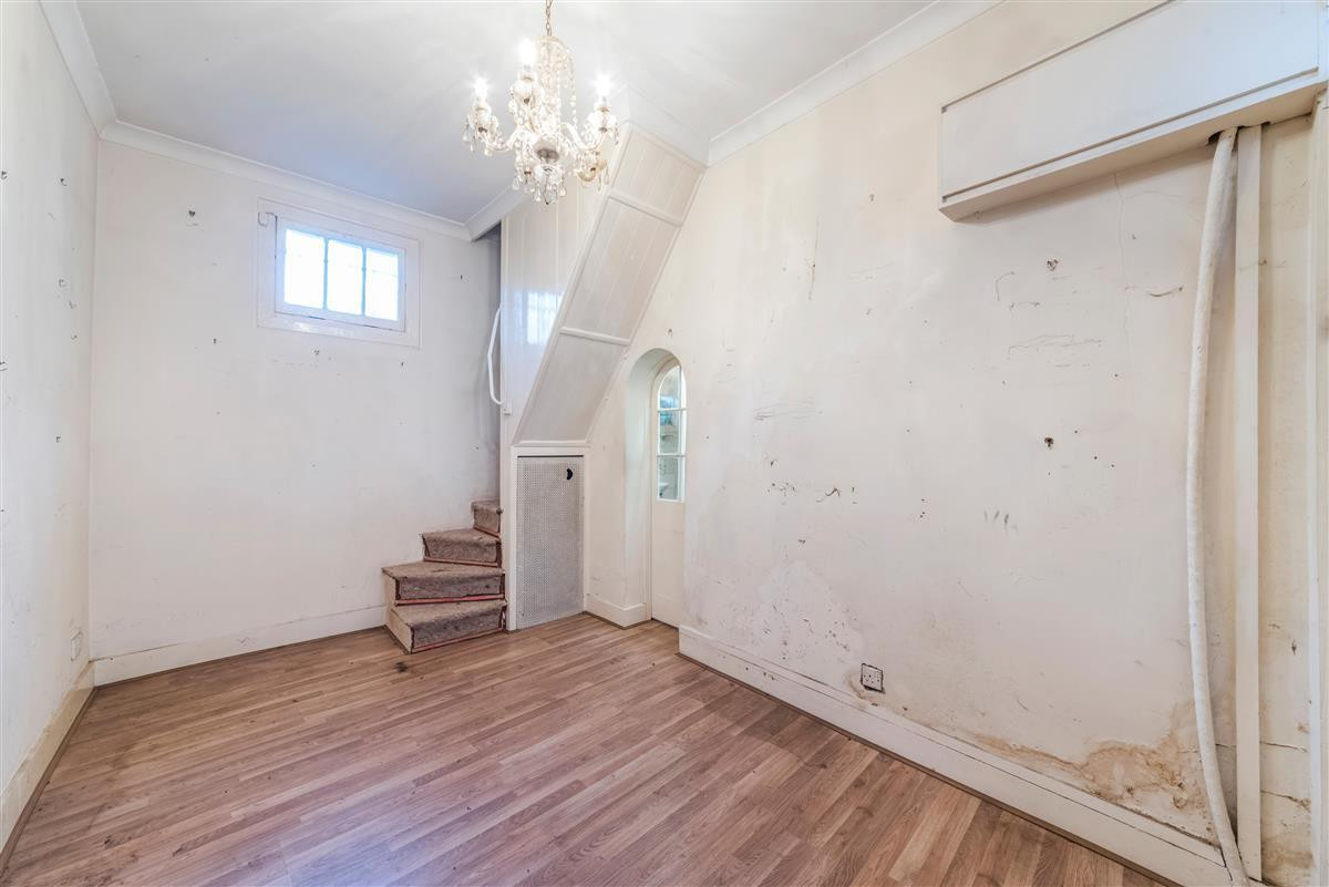 Cum arata una dintre cele mai mici case din Londra! Are doar 27 de metri patrati, dar stai sa vezi pretul