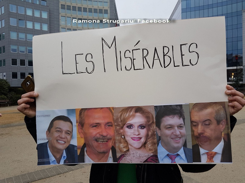 Un grup de romani a protestat la Bruxelles in timpul vizitei premierului Grindeanu: "Ne pasa, ne pasa, ne pasa de acasa!"