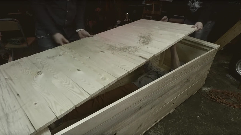 A iesit din mormant dupa ce a stat ingropat 24 de ore intr-un sicriu de lemn. Imaginile urmarite live pe Youtube. VIDEO