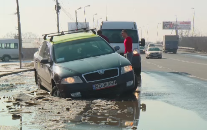 Autoritatile au inceput operatiunea "Marea Plombare" a soselelor cu gropi. Ce a patit un sofer chiar la intrarea in Capitala