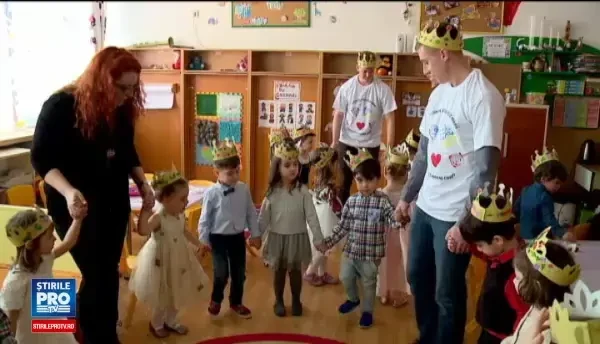 Puscasii americani de la baza Mihail Kogalniceanu au mers in vizita la o gradinita. Cum si-au petrecut timpul cu copiii