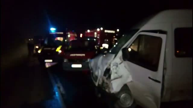 O soferita de 28 de ani a murit dupa ce s-a izbit violent de un microbuz plin cu muncitori. Cine se afla cu ea in masina