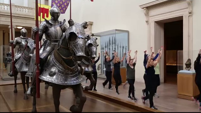 Ore de gimnastica printre exponatele Muzeului de Arta din New York. Cat costa o sesiune de aerobic de 45 de minute