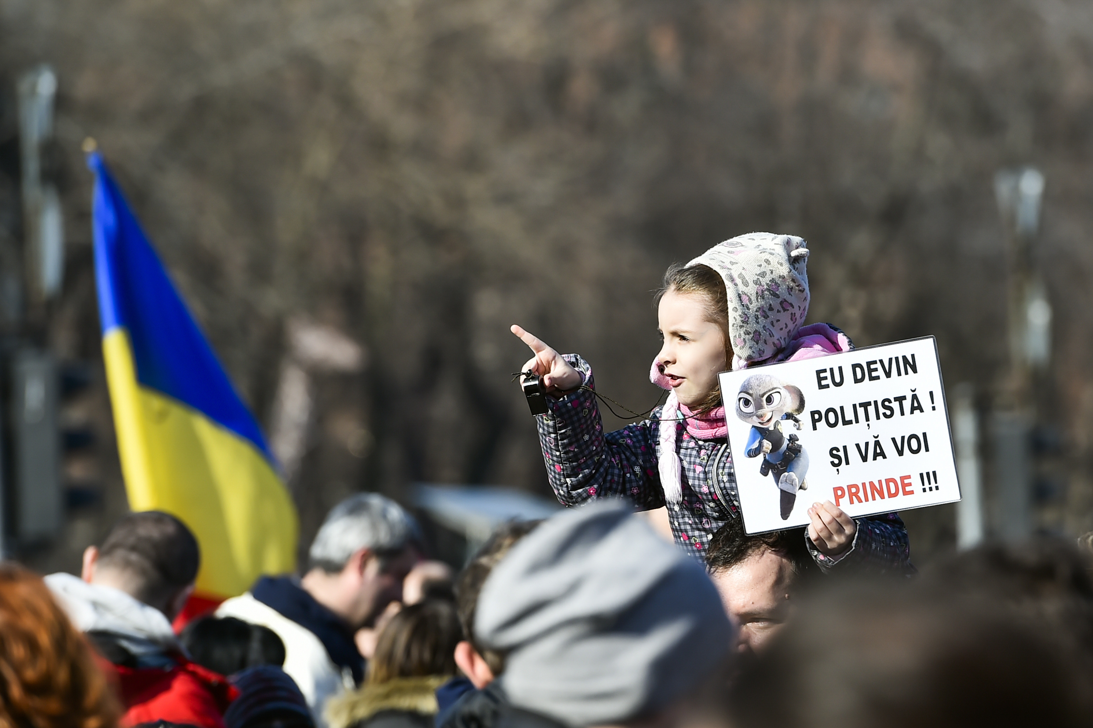 500 de copii si parinti "Lectia de educatie civica" din Piata Victoriei. Mesajele scrise de cei mici pe sotron. FOTO
