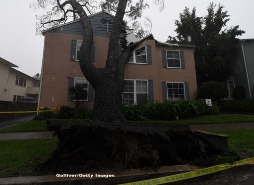 Momentul in care o masina se prabuseste intr-o gaura din asfaltul unei strazi din Los Angeles, surprins LIVE de o televiziune