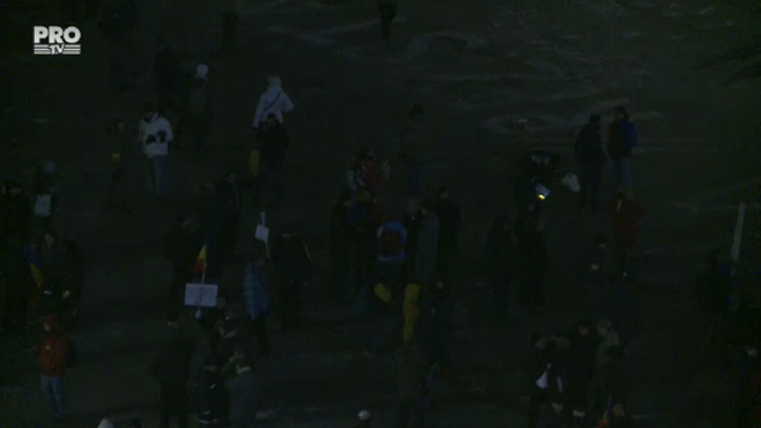 Ziua a 19-a de proteste. Cateva sute de oameni s-au adunat in Piata Victoriei. "In democratie, hotii stau la puscarie"