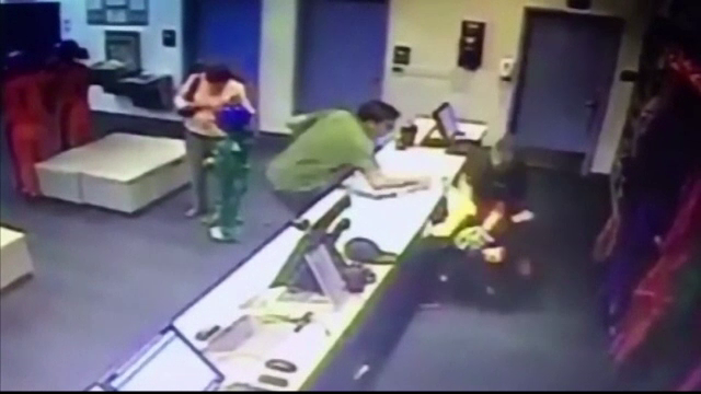 Reflexele impecabile l-au transformat pe angajatul unui centru sportiv din Texas, in erou pe internet. Cum a salvat un copil