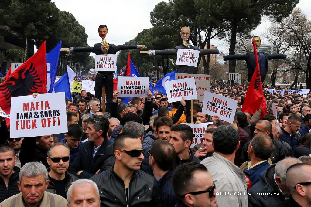 Protest in Albania inspirat de cele din Romania. 10.000 au cerut alegeri libere in fata Guvernului: "Romanii, un exemplu"
