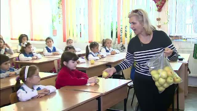 Noul semestru scolar a inceput cu o veste proasta pentru elevii din Timis. La pranz vor primi doar biscuiti si mar