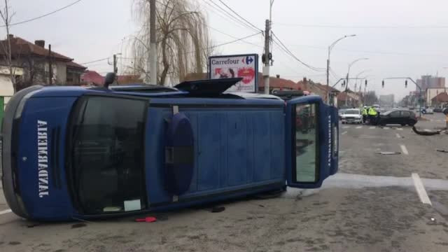 Interventie esuata pentru un echipaj al Jandarmeriei din Drobeta Turnu Severin. Masina a fost lovita in plin de o soferita