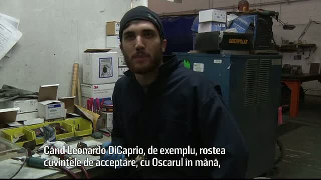 O saptamana pana la decernarea premiilor Oscar. Intr-o fabrica din New York se lucreaza de zor pentru finisarea statuetelor