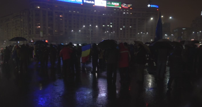 Filmul protestelor in a 20-a zi, in Capitala si in tara. Mii de oameni au stat in ploaie cu steaguri si pancarte. VIDEO