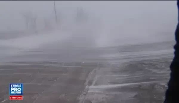 Soferi surprinsi nepregatiti de zapada si-n februarie dupa ce iarna s-a intors in unele zone din tara. Prognoza meteo