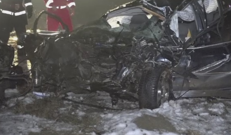 Din cauza vitezei, un tanar de 25 de ani a murit in masina aproape dezmembrata. Autoturismul s-a rostogolit 200 de metri
