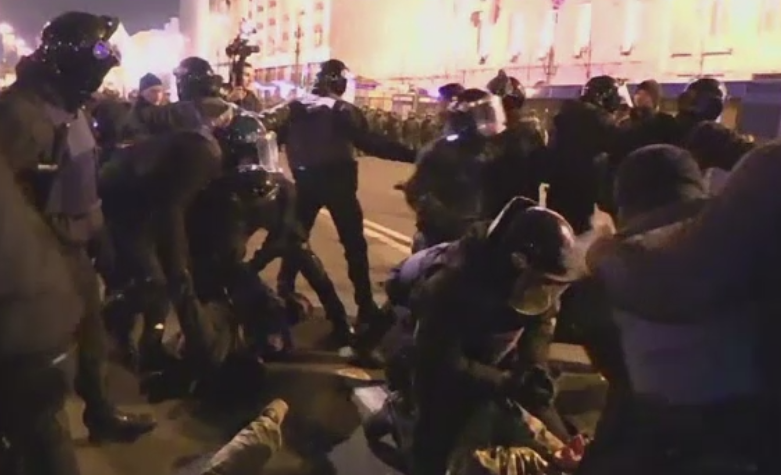 Lupte de strada la Kiev, intre jandarmi si nationalistii care voiau o tabara in fata cladirii prezidentiale. VIDEO