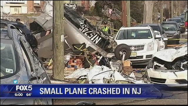 Un avion de mici dimensiuni s-a prabusit in fata unei case, in New Jersey. Pagubele materiale sunt considerabile. VIDEO