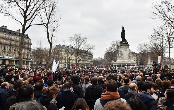 Francezii au iesit in strada inspirati de protestele din tara noastra. "Oamenii trebuie sa reactioneze ca in Romania". VIDEO